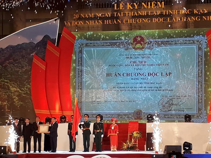 Phó Thủ tướng Vương Đình Huệ đã trao Huân chương Độc lập hạng Nhất tặng Đảng bộ và nhân dân Bắc Kạn.