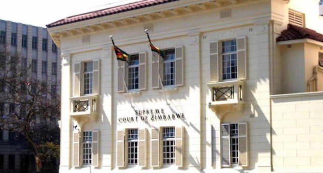 Số tiền cô gái muốn bạn trai bồi thường cho mình là 150.000 Rand, tương ứng với số tiền bỏ ra cho cuộc phẫu thuật.