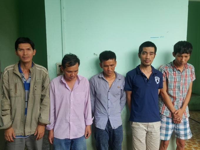 Các đối tượng bị tạm giữ tại cơ quan công an.