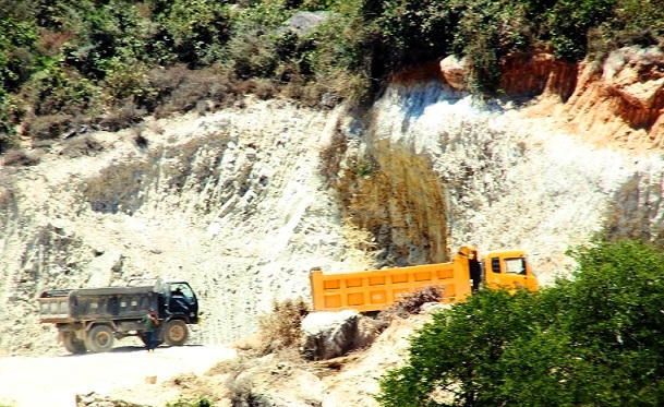 Núi Mò O bị băm nát khai thác dù chưa được cấp phép khiến người dân bức xúc.