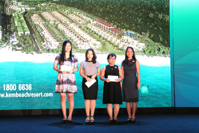 Trao giải tại sự kiện ra mắt Sun Premier Kem Beach Reort tại TP HCM.