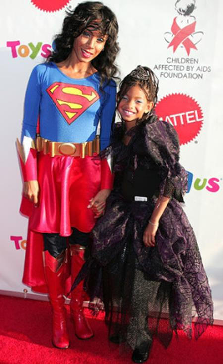 Hồi năm 2008, Willow Smith đã hoá trang thành một nàng công chúa xác sống trong khi bà mẹ Jada Pinkett lại quyết định làm nữ siêu nhân trong ngày Halloween.