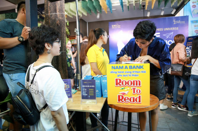 Hoa hậu H'Hen Ni&ecirc; quyết t&acirc;m b&aacute;n s&aacute;ch x&acirc;y dựng thư viện Room To Read