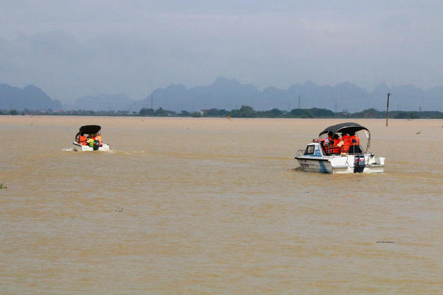 Ca nô chở Thủ tướng đi thị sát đê Hoàng Long và vùng "rốn lũ" Ninh Bình