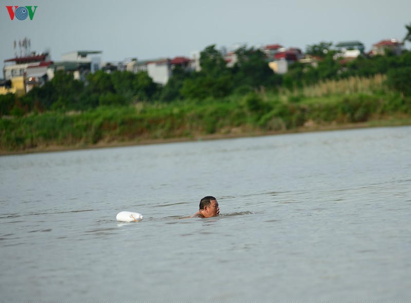 Có người dùng chai lọ rất thô sơ để làm phao cứu sinh phòng khi gặp sự cố.
