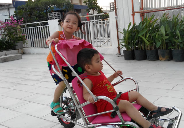 Nhiều gia đình ở thành phố bấn loạn vì con nghỉ hè, nhà trường đóng cửa. (Ảnh minh họa)