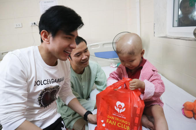 Đan Trường xúc động hát phục vụ bệnh nhân ung thư