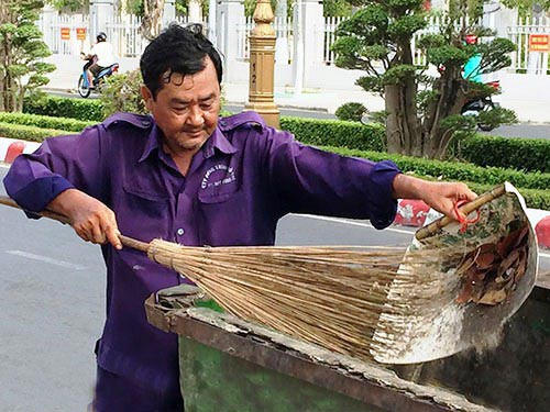 Ông Long từng bị cách chức cho ra đường quét rác vì tố cáo sai phạm của ông Khanh.