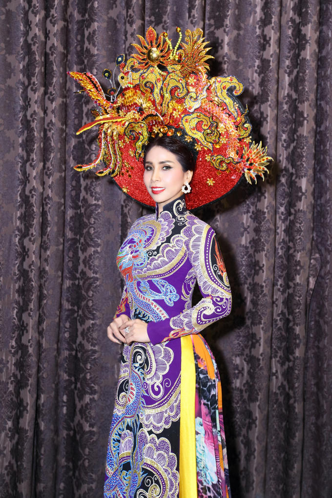 Em g&aacute;i L&yacute; H&ugrave;ng trở lại s&agrave;n diễn thời trang sau hơn 20 năm vắng b&oacute;ng