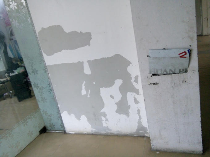 Những mảng tường vá víu, loang lổ