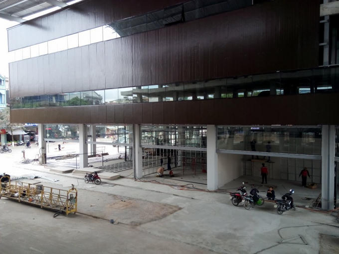 Chợ mới được  thi công bằng kết cấu thép, kính cường lực, kính dán an toàn nên khá chắc chắn.