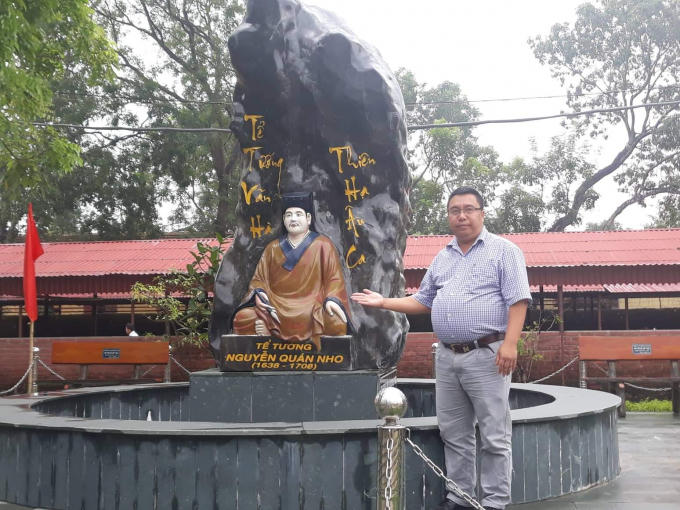 Cựu học sinh Lê Ngọc Anh chụp hình lưu niệm bên tượng Danh nhân Nguyễn Quán Nho