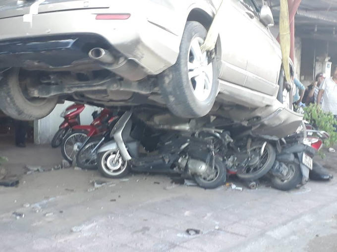 Xe ô tô Honda CRV "cưỡi" hàng loạt xe máy.