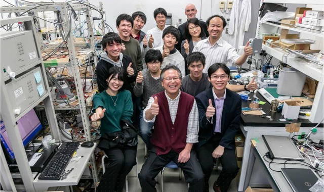 Tiến sĩ Trương Quang Đức (áo trắng hàng thứ 3, bên phải).