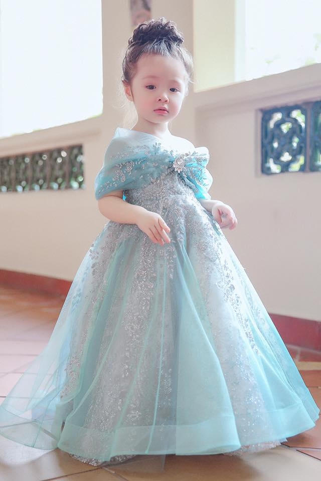 Elly Trần mới đ&acirc;y đ&atilde; chia sẻ loạt ảnh si&ecirc;u dễ thương của c&ocirc; con g&aacute;i đầu l&ograve;ng l&ecirc;n facebook.