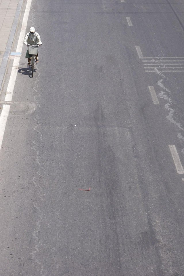 Những con đường vắng b&oacute;ng người trong c&aacute;i n&oacute;ng khủng khiếp.