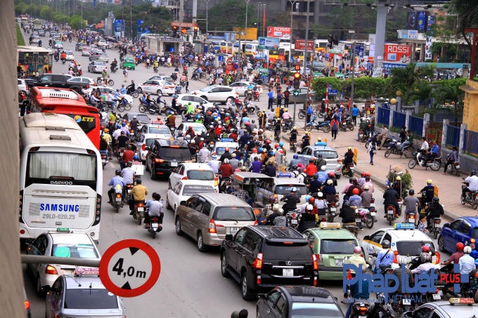 Các tuyến đường quanh bến xe đều khá đông đúc và hỗn loạn.