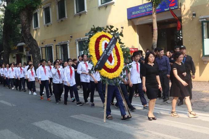 Đoàn giáo viên và học sinh trường Lê Ngọc Hân (Hà Nội) đến viếng. Ảnh: Lê Phú/Báo Tin tức