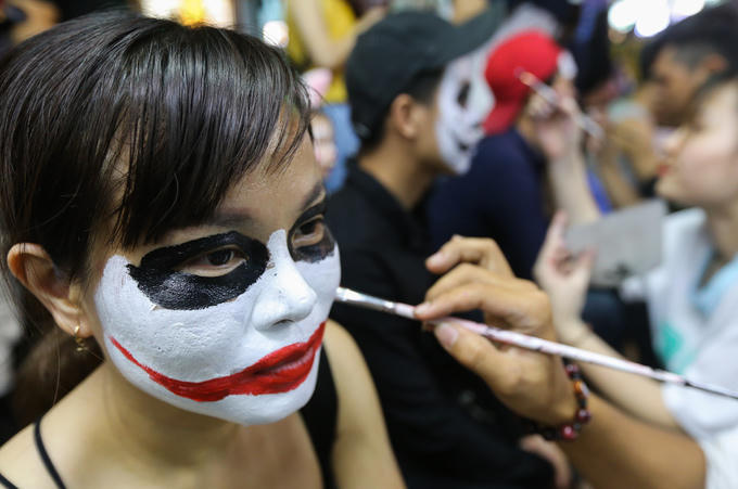 Dịch vụ hóa trang cho khuôn mặt nở rộ trên phố đi bộ, có giá từ 50.000 đến 80.000 đồng tùy theo độ khó dễ.