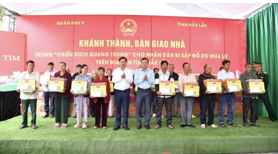 Bí thư Tỉnh ủy Đắk Lắk Lương Nguyễn Minh Triết và Phó Chủ tịch Ủy ban nhân dân tỉnh Đào Mỹ bàn giao nhà và tặng quà cho nhân dân . Ảnh: Công Lý