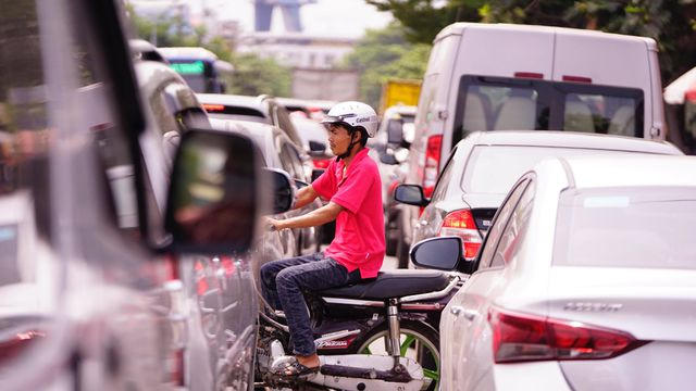 TPHCM: Người d&acirc;n &ugrave;n &ugrave;n đi chơi lễ, xếp h&agrave;ng d&agrave;i chờ qua ph&agrave; B&igrave;nh Kh&aacute;nh