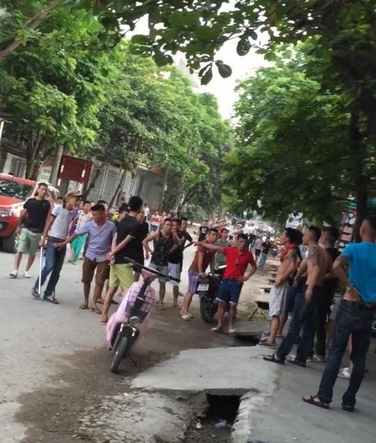 Hàng chục thanh niên gây ra vụ truy sát kinh hoàng khiến cho hàng trăm người dân hoảng loạn (Ảnh cắt từ clip).