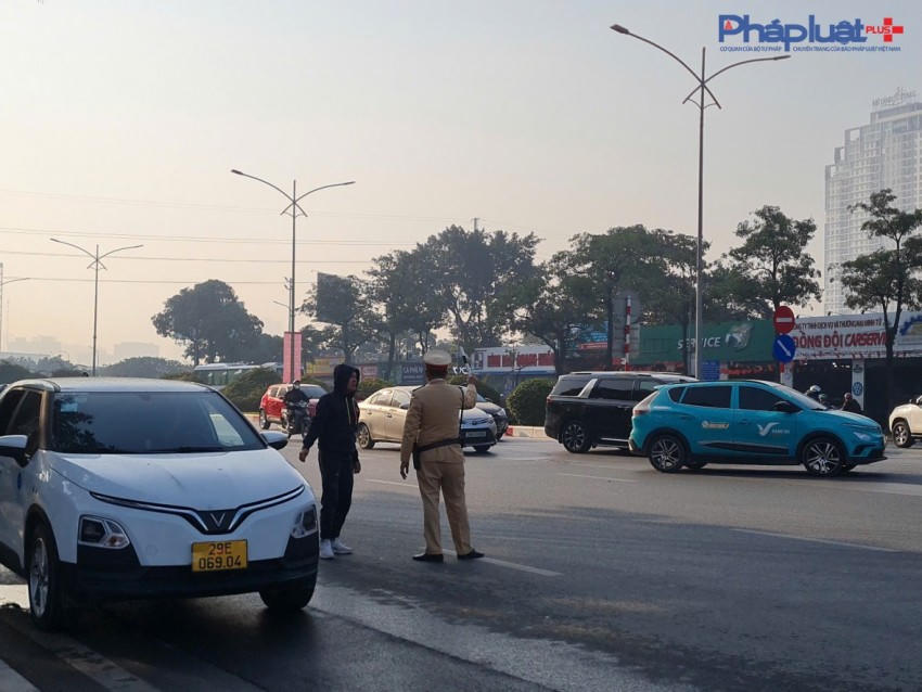 Nhiều tài xế bỡ ngỡ trước việc những tuyến đường bị cấm đã được lực lượng CSGT hưỡng dẫn di chuyển theo lộ trình phù hợp.