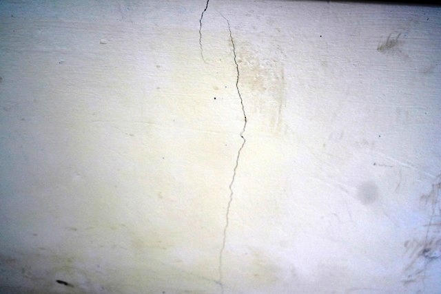 Nhưng vết nứt kéo dài tại công trình Nhà văn hóa xã Hương Phú.