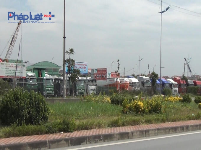 Rất nhiều bãi trưng bày ô tô mọc lên trên phần đất thuộc Khu Tái định cư Đông Hội (Đông Anh, Hà Nội).