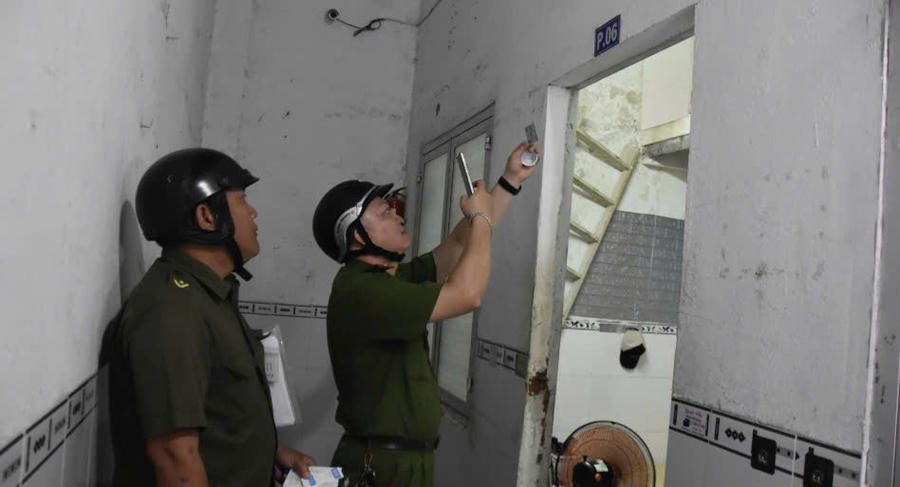 Qua kiểm tra, rà soát việc chấp hành các quy định về cư trú, lưu trú lực lượng công an đã phát hiện 12 trường hợp nghi có liên quan đến ma túy. Ảnh: Công an Lâm Đồng