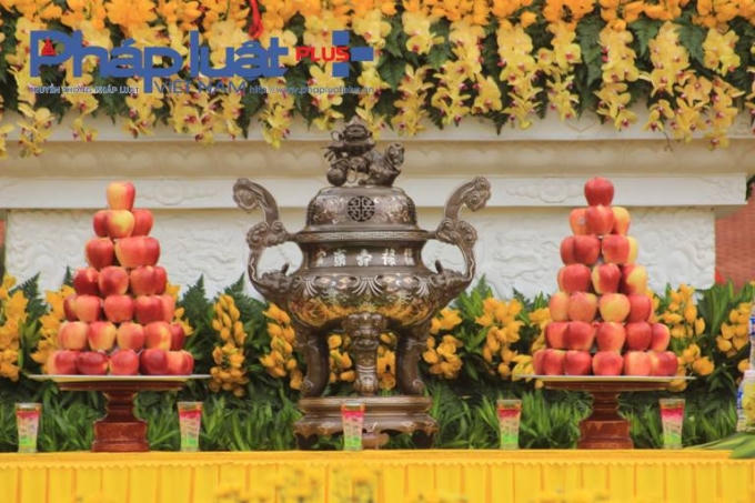 Đại lễ Chiêm Bái Phật Ngọc Hòa bình Thế giới sẽ được khai mạc chính thức vào hồi 19h00. Trong khuôn khổ chương trình, sẽ diễn ra lễ niệm Phật cầu gia bị; ý nghĩa tôn tượng Phật Ngọc Hòa bình Thế giới.