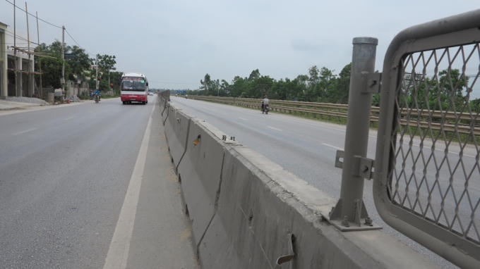 Những tấm chắn bằng sắt đã "bốc hơi" để lại khoảng trống nguy hiểm khôn lường.