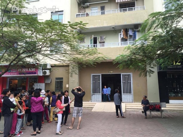 Ngay lập tức các hộ dân xung quanh đã hô hoán nhanh chóng dập lửa và báo cho lực lượng chức năng.