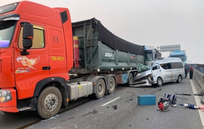 Vụ TNGT gây hậu quả đặc biệt nghiêm trọng trên tuyến cao tốc Pháp Vân- Cao Bồ- Mai Sơn- QL45- Nghi Sơn do tài xế xe khách không chú ý quan sát... (Ảnh: Cục Cảnh sát giao thông)