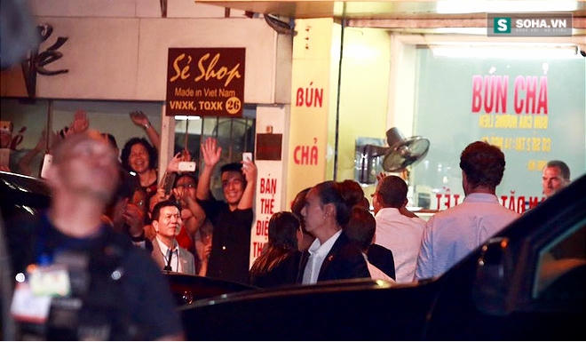 Tổng thống Obama tới qu&aacute;n b&uacute;n chả d&ugrave;ng bữa tối trong sự th&iacute;ch th&uacute; của nhiều người d&acirc;n.