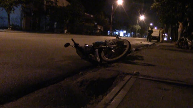 Người và xe máy văng xa hơn 20 mét