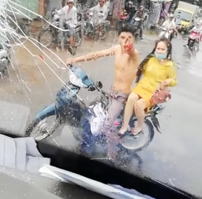 Trước khi rời đi, thanh niên này vẫn chỉ tay và tỏ thái độ gay gắt với nhà xe.