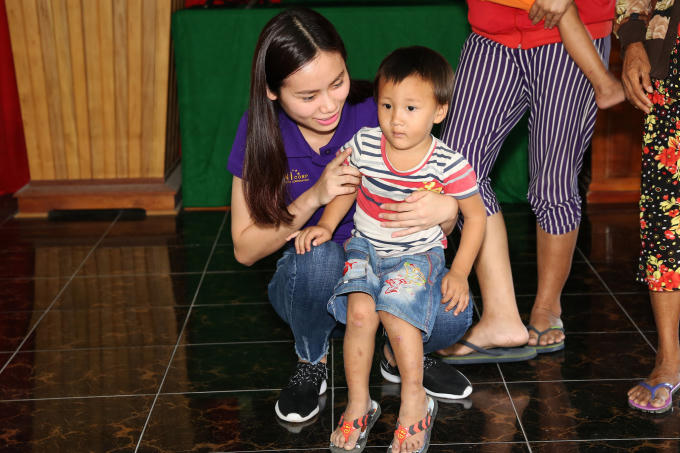 Gần 4 tỷ đồng được gửi chia sẻ với người dân miền Trung từ tổ chức Hoa hậu Hoàn vũ Việt Nam