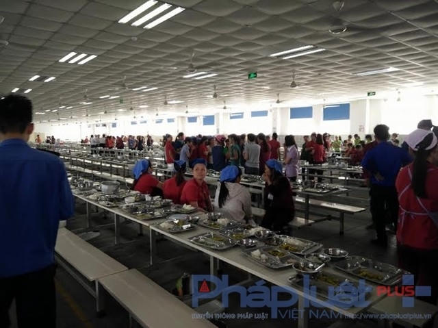 Công nhân đình công và yêu cầu công ty làm rõ vụ việc thức ăn có dòi bò ra vào trưa ngày 18/4.