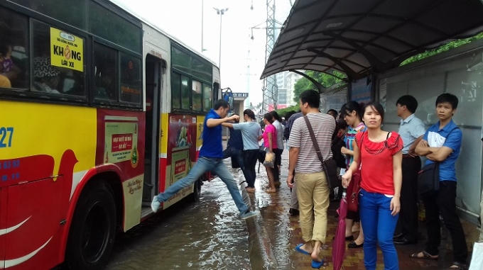 Ngập lụt khiến người dân di chuyển bằng xe buýt cũng cảm thấy khó khăn.