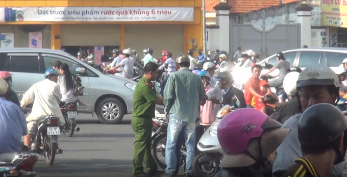 Hai người lao vào ẩu đả sau khi va chạm