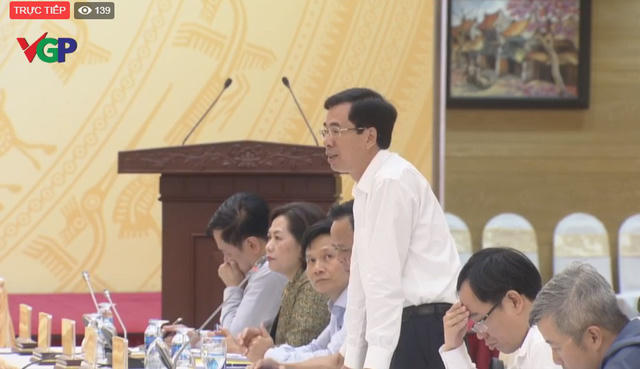 Phó Tổng Giám đốc Bảo hiểm Xã hội Việt Nam Đào Việt Ánh trao đổi tại cuộc họp báo.