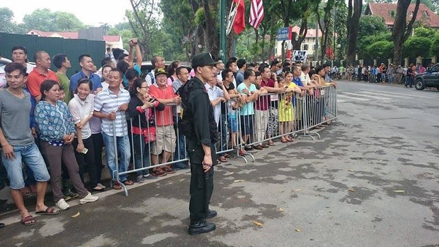Chùm ảnh: Người dân thủ đô tập trung dõi theo đoàn xe của Tổng thống Obama