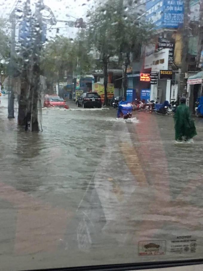 Thừa Thi&ecirc;n &ndash; Huế: Hầu hết c&aacute;c địa phương &ldquo;ch&igrave;m trong biển nước&rdquo;