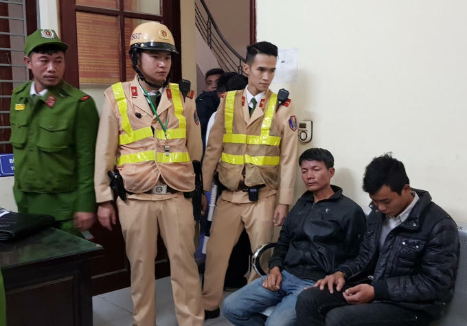 Cảnh sát chạy bộ gần 2km quật ngã tóm gọn 2 tên cướp.