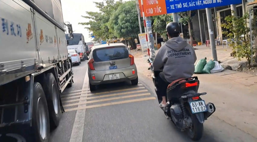 Ô tô tập lái chạy vào làn xe máy