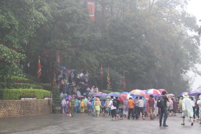 Theo ghi nhận của PV, khoảng 8h sáng, trời vẫn đổ mưa nặng hạt nhưng lượng người đổ về vẫn một đông. Tuy nhiên, tình trạng chen lấn xô đẩy không xảy ra. Từng dòng người nối đuôi nhau, từ người già cho đến trẻ em, người cầm hoa, người đội mâm ngũ quả lần lượt vào dâng hương.