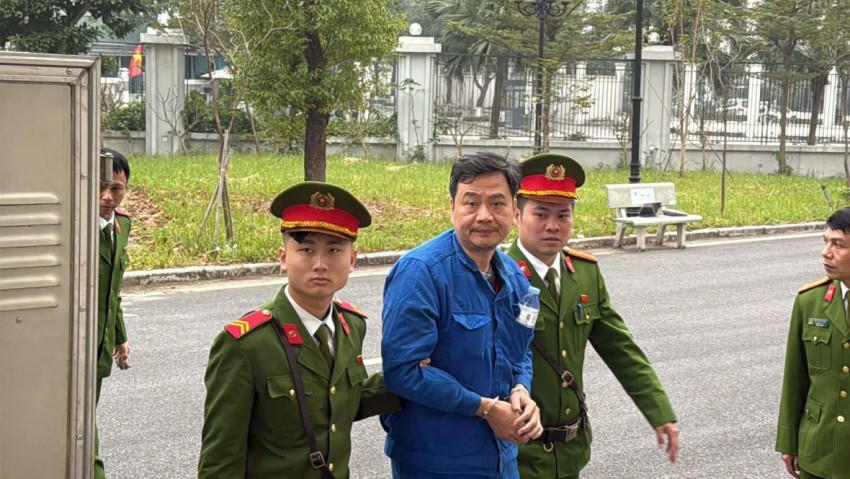Theo nội dung truy tố, Tổng Công ty Xi măng Việt Nam là doanh nghiệp Nhà nước. Do vậy, toàn bộ hoạt động sản xuất kinh doanh, đầu tư của Tổng công ty phải tuân thủ các quy định của pháp luật hiện hành nhằm bảo toàn vốn Nhà nước.
			
				
					
						
					
					
						Tuy nhiên, quá trình thực hiện đầu tư xây dựng Dự án Trung tâm Điều hành và giao dịch Vicem tại Khu đô thị mới Cầu Giấy, TP Hà Nội, các bị can Lê Văn Chung, Nguyễn Ngọc Anh cùng các bị can khác trong vụ án đã cố ý làm sai lệch các chỉ tiêu tài chính, tính hiệu quả kinh tế của dự án không chính xác để lập, phê duyệt tổng mức đầu tư dự án lớn hơn mức đã được chứng nhận đầu tư.
						
							
								
									
								
								
									Theo cáo buộc của VKSND, các bị can cố ý không thực hiện nghiêm Nghị quyết số 11/NQ-CP ngày 26/12/2011 của Chính phủ; lập dự án đầu tư không đúng thực tế dẫn đến dự án thực hiện dở dang, không thể tiếp tục triển khai dự án do không có hiệu quả.
									
										
											
												
											
											
												Dự án khởi công từ tháng 5/2011, đến tháng 8/2015 hoàn thành xây dựng phần thô và cất nóc, sau đó dừng thi công. Tổng chi phí đã đầu tư là hơn 1.200 tỷ đồng, nhưng đến nay vẫn không khai thác, sử dụng được, gây thất thoát, lãng phí hơn 380 tỷ đồng.
												
													
														
															
														
														
															Ngoài ra, quá trình thực hiện gói thầu số 19 của dự án, với động cơ hưởng lợi cá nhân, Nguyễn Ngọc Anh và Dư Ngọc Long đã câu kết, thông đồng với Đỗ Đình Thu, Tổng Giám đốc Công ty ECON, thỏa thuận trích lại 5% tiền thanh toán của gói thầu cho VICEM để được thi công gói thầu.
															
																
																	
																		
																	
																	
																		Trong quá trình thực hiện gói thầu, sau mỗi lần VICEM thanh toán, Đỗ Đình Thu đã chuyển lại cho Dư Ngọc Long tổng số tiền hơn 3,25 tỉ đồng theo thỏa thuận, gây thiệt hại cho Nhà nước hơn 15,6 tỉ đồng.
																		
																			
																				
																					
																				
																				
																					
																					
																						
																							
																								
																							
																							
																								Tòa tháp của VICEM bỏ hoang suốt 10 năm nay. cựu Chủ tịch HĐTV Tổng công ty Xi măng Việt Nam (Vicem), cùng nhiều cấp dưới bị xét xử vì để tòa tháp hơn 1.200 tỷ.
																							
																						
																					
																					
																				
																			
																		
																		
																	
																
															
															
														
													
												
												
											
										
									
									
								
							
						
						
					
				
			
			Tuy nhiên, quá trình thực hiện đầu tư xây dựng Dự án Trung tâm Điều hành và giao dịch Vicem tại Khu đô thị mới Cầu Giấy, TP Hà Nội, các bị can Lê Văn Chung, Nguyễn Ngọc Anh cùng các bị can khác trong vụ án đã cố ý làm sai lệch các chỉ tiêu tài chính, tính hiệu quả kinh tế của dự án không chính xác để lập, phê duyệt tổng mức đầu tư dự án lớn hơn mức đã được chứng nhận đầu tư.
						
							
								
									
								
								
									Theo cáo buộc của VKSND, các bị can cố ý không thực hiện nghiêm Nghị quyết số 11/NQ-CP ngày 26/12/2011 của Chính phủ; lập dự án đầu tư không đúng thực tế dẫn đến dự án thực hiện dở dang, không thể tiếp tục triển khai dự án do không có hiệu quả.
									
										
											
												
											
											
												Dự án khởi công từ tháng 5/2011, đến tháng 8/2015 hoàn thành xây dựng phần thô và cất nóc, sau đó dừng thi công. Tổng chi phí đã đầu tư là hơn 1.200 tỷ đồng, nhưng đến nay vẫn không khai thác, sử dụng được, gây thất thoát, lãng phí hơn 380 tỷ đồng.
												
													
														
															
														
														
															Ngoài ra, quá trình thực hiện gói thầu số 19 của dự án, với động cơ hưởng lợi cá nhân, Nguyễn Ngọc Anh và Dư Ngọc Long đã câu kết, thông đồng với Đỗ Đình Thu, Tổng Giám đốc Công ty ECON, thỏa thuận trích lại 5% tiền thanh toán của gói thầu cho VICEM để được thi công gói thầu.
															
																
																	
																		
																	
																	
																		Trong quá trình thực hiện gói thầu, sau mỗi lần VICEM thanh toán, Đỗ Đình Thu đã chuyển lại cho Dư Ngọc Long tổng số tiền hơn 3,25 tỉ đồng theo thỏa thuận, gây thiệt hại cho Nhà nước hơn 15,6 tỉ đồng.
																		
																			
																				
																					
																				
																				
																					
																					
																						
																							
																								
																							
																							
																								Tòa tháp của VICEM bỏ hoang suốt 10 năm nay. cựu Chủ tịch HĐTV Tổng công ty Xi măng Việt Nam (Vicem), cùng nhiều cấp dưới bị xét xử vì để tòa tháp hơn 1.200 tỷ.
																							
																						
																					
																					
																				
																			
																		
																		
																	
																
															
															
														
													
												
												
											
										
									
									
								
							
						
						Theo cáo buộc của VKSND, các bị can cố ý không thực hiện nghiêm Nghị quyết số 11/NQ-CP ngày 26/12/2011 của Chính phủ; lập dự án đầu tư không đúng thực tế dẫn đến dự án thực hiện dở dang, không thể tiếp tục triển khai dự án do không có hiệu quả.
									
										
											
												
											
											
												Dự án khởi công từ tháng 5/2011, đến tháng 8/2015 hoàn thành xây dựng phần thô và cất nóc, sau đó dừng thi công. Tổng chi phí đã đầu tư là hơn 1.200 tỷ đồng, nhưng đến nay vẫn không khai thác, sử dụng được, gây thất thoát, lãng phí hơn 380 tỷ đồng.
												
													
														
															
														
														
															Ngoài ra, quá trình thực hiện gói thầu số 19 của dự án, với động cơ hưởng lợi cá nhân, Nguyễn Ngọc Anh và Dư Ngọc Long đã câu kết, thông đồng với Đỗ Đình Thu, Tổng Giám đốc Công ty ECON, thỏa thuận trích lại 5% tiền thanh toán của gói thầu cho VICEM để được thi công gói thầu.
															
																
																	
																		
																	
																	
																		Trong quá trình thực hiện gói thầu, sau mỗi lần VICEM thanh toán, Đỗ Đình Thu đã chuyển lại cho Dư Ngọc Long tổng số tiền hơn 3,25 tỉ đồng theo thỏa thuận, gây thiệt hại cho Nhà nước hơn 15,6 tỉ đồng.
																		
																			
																				
																					
																				
																				
																					
																					
																						
																							
																								
																							
																							
																								Tòa tháp của VICEM bỏ hoang suốt 10 năm nay. cựu Chủ tịch HĐTV Tổng công ty Xi măng Việt Nam (Vicem), cùng nhiều cấp dưới bị xét xử vì để tòa tháp hơn 1.200 tỷ.
																							
																						
																					
																					
																				
																			
																		
																		
																	
																
															
															
														
													
												
												
											
										
									
									Dự án khởi công từ tháng 5/2011, đến tháng 8/2015 hoàn thành xây dựng phần thô và cất nóc, sau đó dừng thi công. Tổng chi phí đã đầu tư là hơn 1.200 tỷ đồng, nhưng đến nay vẫn không khai thác, sử dụng được, gây thất thoát, lãng phí hơn 380 tỷ đồng.
												
													
														
															
														
														
															Ngoài ra, quá trình thực hiện gói thầu số 19 của dự án, với động cơ hưởng lợi cá nhân, Nguyễn Ngọc Anh và Dư Ngọc Long đã câu kết, thông đồng với Đỗ Đình Thu, Tổng Giám đốc Công ty ECON, thỏa thuận trích lại 5% tiền thanh toán của gói thầu cho VICEM để được thi công gói thầu.
															
																
																	
																		
																	
																	
																		Trong quá trình thực hiện gói thầu, sau mỗi lần VICEM thanh toán, Đỗ Đình Thu đã chuyển lại cho Dư Ngọc Long tổng số tiền hơn 3,25 tỉ đồng theo thỏa thuận, gây thiệt hại cho Nhà nước hơn 15,6 tỉ đồng.
																		
																			
																				
																					
																				
																				
																					
																					
																						
																							
																								
																							
																							
																								Tòa tháp của VICEM bỏ hoang suốt 10 năm nay. cựu Chủ tịch HĐTV Tổng công ty Xi măng Việt Nam (Vicem), cùng nhiều cấp dưới bị xét xử vì để tòa tháp hơn 1.200 tỷ.
																							
																						
																					
																					
																				
																			
																		
																		
																	
																
															
															
														
													
												
												Ngoài ra, quá trình thực hiện gói thầu số 19 của dự án, với động cơ hưởng lợi cá nhân, Nguyễn Ngọc Anh và Dư Ngọc Long đã câu kết, thông đồng với Đỗ Đình Thu, Tổng Giám đốc Công ty ECON, thỏa thuận trích lại 5% tiền thanh toán của gói thầu cho VICEM để được thi công gói thầu.
															
																
																	
																		
																	
																	
																		Trong quá trình thực hiện gói thầu, sau mỗi lần VICEM thanh toán, Đỗ Đình Thu đã chuyển lại cho Dư Ngọc Long tổng số tiền hơn 3,25 tỉ đồng theo thỏa thuận, gây thiệt hại cho Nhà nước hơn 15,6 tỉ đồng.
																		
																			
																				
																					
																				
																				
																					
																					
																						
																							
																								
																							
																							
																								Tòa tháp của VICEM bỏ hoang suốt 10 năm nay. cựu Chủ tịch HĐTV Tổng công ty Xi măng Việt Nam (Vicem), cùng nhiều cấp dưới bị xét xử vì để tòa tháp hơn 1.200 tỷ.
																							
																						
																					
																					
																				
																			
																		
																		
																	
																
															
															Trong quá trình thực hiện gói thầu, sau mỗi lần VICEM thanh toán, Đỗ Đình Thu đã chuyển lại cho Dư Ngọc Long tổng số tiền hơn 3,25 tỉ đồng theo thỏa thuận, gây thiệt hại cho Nhà nước hơn 15,6 tỉ đồng.
																		
																			
																				
																					
																				
																				
																					
																					
																						
																							
																								
																							
																							
																								Tòa tháp của VICEM bỏ hoang suốt 10 năm nay. cựu Chủ tịch HĐTV Tổng công ty Xi măng Việt Nam (Vicem), cùng nhiều cấp dưới bị xét xử vì để tòa tháp hơn 1.200 tỷ.
																							
																						
																					
																					
																				
																			
																		
																		
																					
																						
																							
																								
																							
																							
																								Tòa tháp của VICEM bỏ hoang suốt 10 năm nay. cựu Chủ tịch HĐTV Tổng công ty Xi măng Việt Nam (Vicem), cùng nhiều cấp dưới bị xét xử vì để tòa tháp hơn 1.200 tỷ.
																							
																						
																					
																					Tòa tháp của VICEM bỏ hoang suốt 10 năm nay. cựu Chủ tịch HĐTV Tổng công ty Xi măng Việt Nam (Vicem), cùng nhiều cấp dưới bị xét xử vì để tòa tháp hơn 1.200 tỷ.