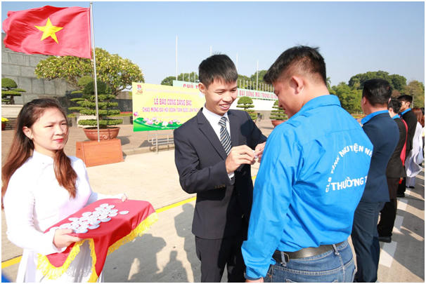 Đồng chí Vũ Minh Thảo, Bí thư cơ Quan TƯ Đoàn trao tặng huy hiệu “Tuổi trẻ cống hiến vì cộng đồng” cho 70 thủ lĩnh tiêu biểu đạt giải thưởng trong Lễ báo công dâng Bác tại Lăng Chủ Tịch Hồ Chí Mính.