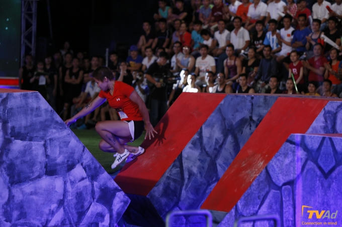 Thí sinh nữ đầu tiên của Không giới hạn mùa thứ 2: Tô Thị Hồng Đào đến từ TP Hồ Chí Minh, cô nàng có vẻ ngoài cá tính nhưng là người sống nội tâm và rất yêu trẻ nhỏ. Cô nàng cá tính Hồng Đào đã không thể vượt qua được thử thách đầu tiên.